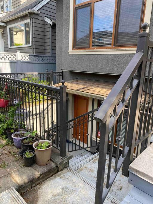 Spacious Modern New Suite Vancouver Exterior photo